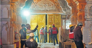 सोमवार को अयोध्या में राम मंदिर में लगाए जा रहे सोने के दरवाजे का दृश्य।
